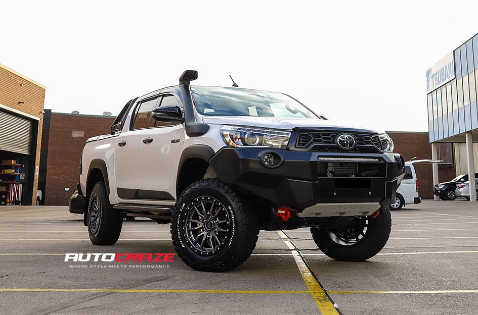 TOYOTA HILUX 4WD REBEL ANTHRACITE CENTER W BLACK LIP